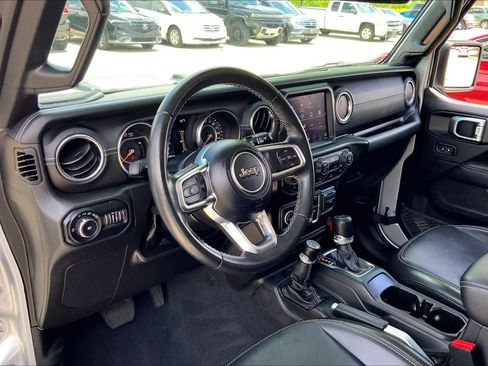 Used 2022 Jeep Wrangler Unlimited Sahara AWD/4WD image 17