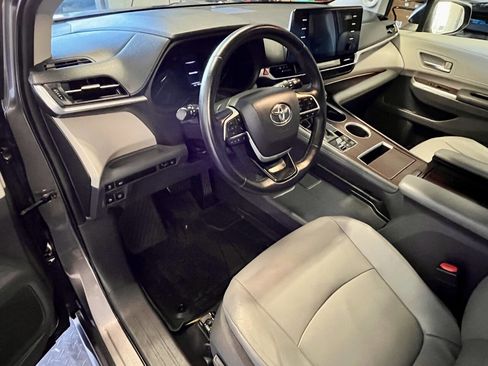 Used 2021 Toyota Sienna XLE image 13