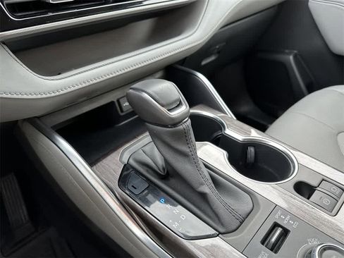 Used 2021 Toyota Highlander Platinum image 18