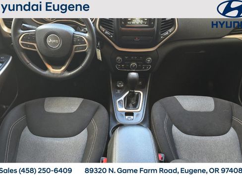 Used 2018 Jeep Cherokee Latitude w/ Cold Weather Group AWD/4WD image 21