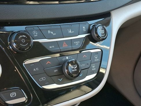 Used 2024 Chrysler Pacifica Touring-L image 15