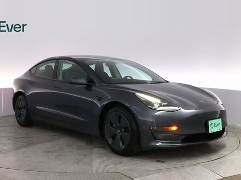 Used 2023 Tesla Model 3 Standard Range image 4