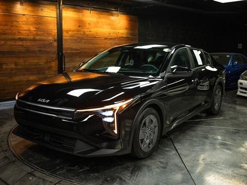 Used 2025 Kia K4 LX image 2