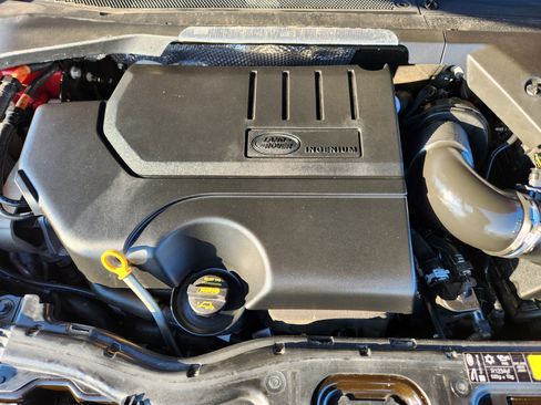 Used 2020 Land Rover Discovery Sport SE image 9