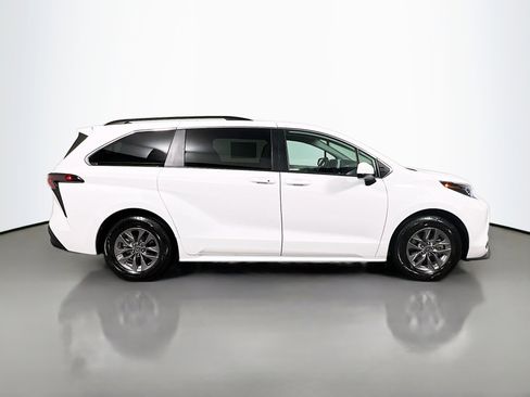 Used 2024 Toyota Sienna LE image 3