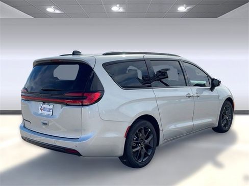 New 2026 Chrysler Pacifica Select image 8