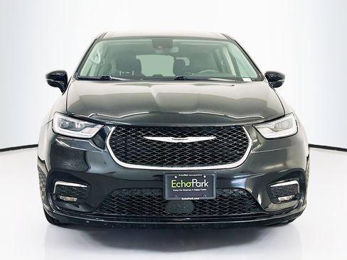 Used 2024 Chrysler Pacifica Touring-L FWD image 2