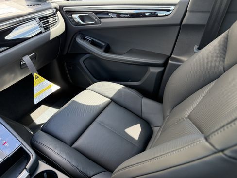 New 2026 Porsche Macan image 4