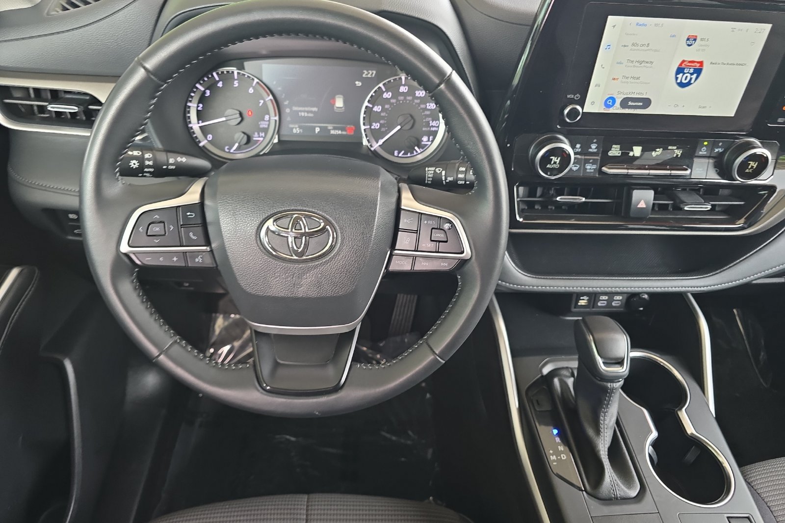 Used 2025 Toyota Highlander LE AWD/4WD image 14