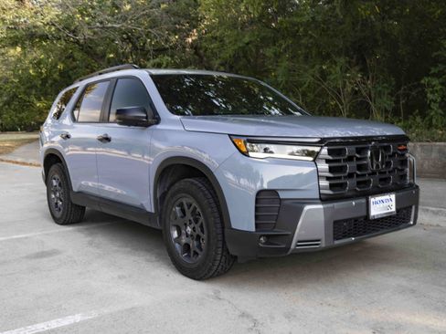 Used 2026 Honda Pilot TrailSport image 2