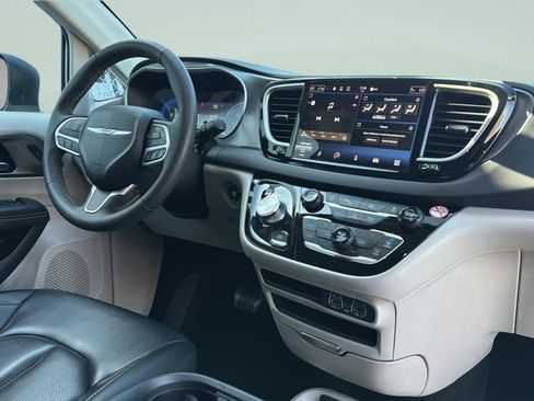 Used 2023 Chrysler Pacifica Touring-L FWD image 31