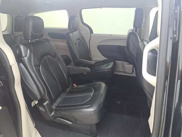 Used 2023 Chrysler Pacifica Touring-L FWD image 18