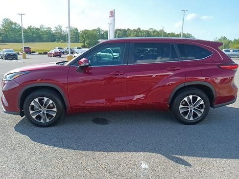 Used 2023 Toyota Highlander XLE FWD image 6