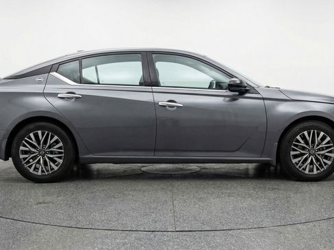 Used 2025 Nissan Altima 2.5 SV FWD image 11