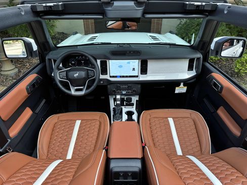 Used 2025 Ford Bronco Outer Banks AWD/4WD image 7