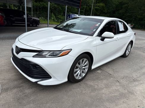 Used 2018 Toyota Camry LE FWD image 3