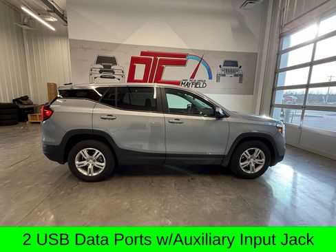 Used 2024 GMC Terrain SLE image 2