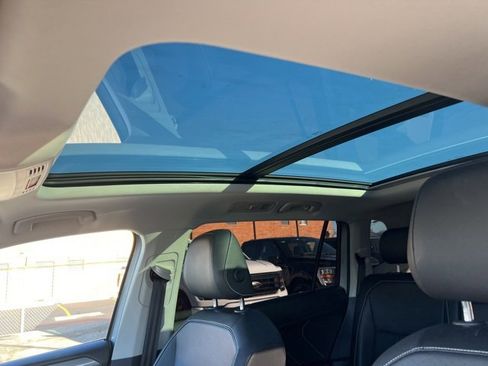 Used 2022 Volkswagen Tiguan SE w/ Panoramic Sunroof Package image 15