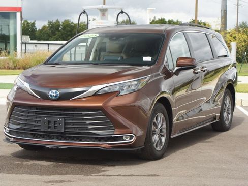 Used 2024 Toyota Sienna XLE image 27
