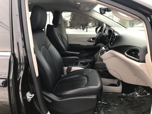 Used 2018 Chrysler Pacifica Touring-L image 45