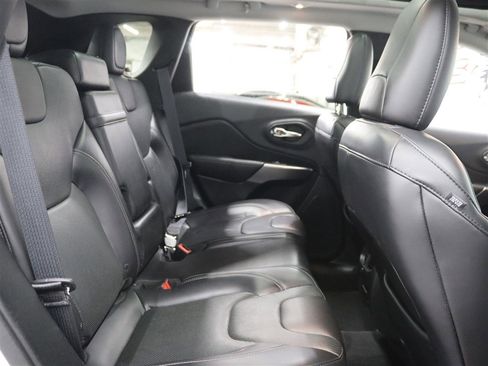 Used 2019 Jeep Cherokee Limited image 17