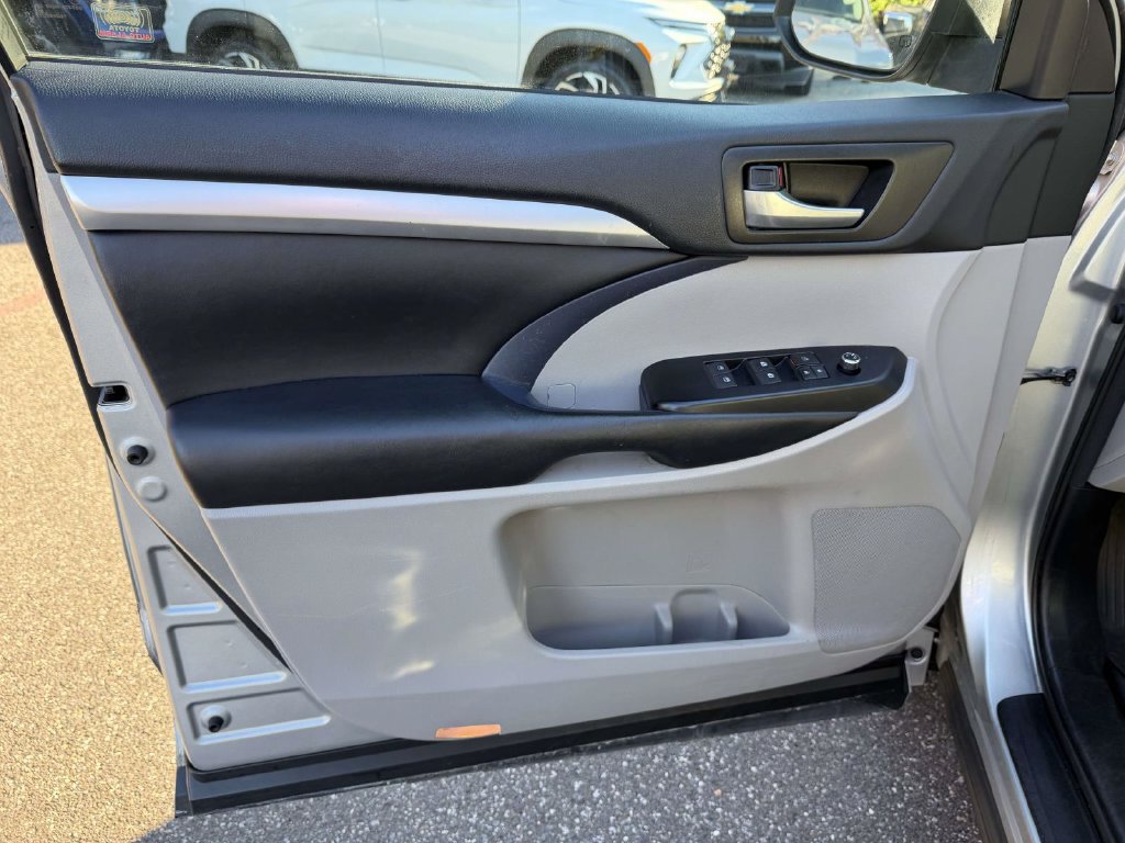 Used 2017 Toyota Highlander XLE AWD/4WD image 14