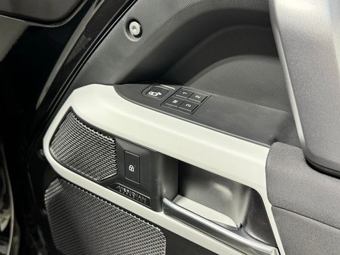 Used 2023 Land Rover Defender 110 X-Dynamic SE image 38