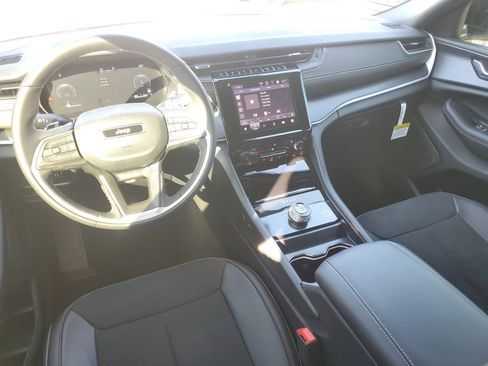 New 2025 Jeep Grand Cherokee Altitude image 7