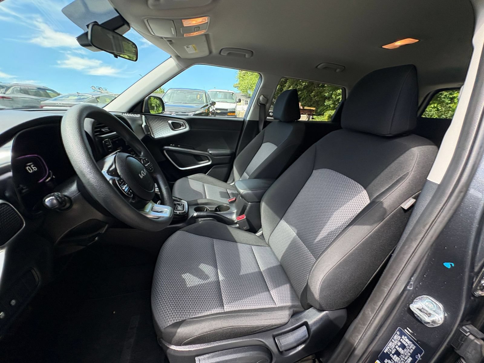 Used 2025 Kia Soul LX w/ LX Technology Package FWD image 21
