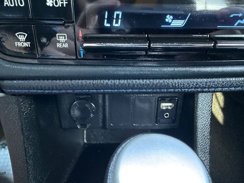 Used 2018 Toyota Corolla SE FWD image 35