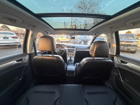 Used 2017 Volkswagen Golf SE image 30