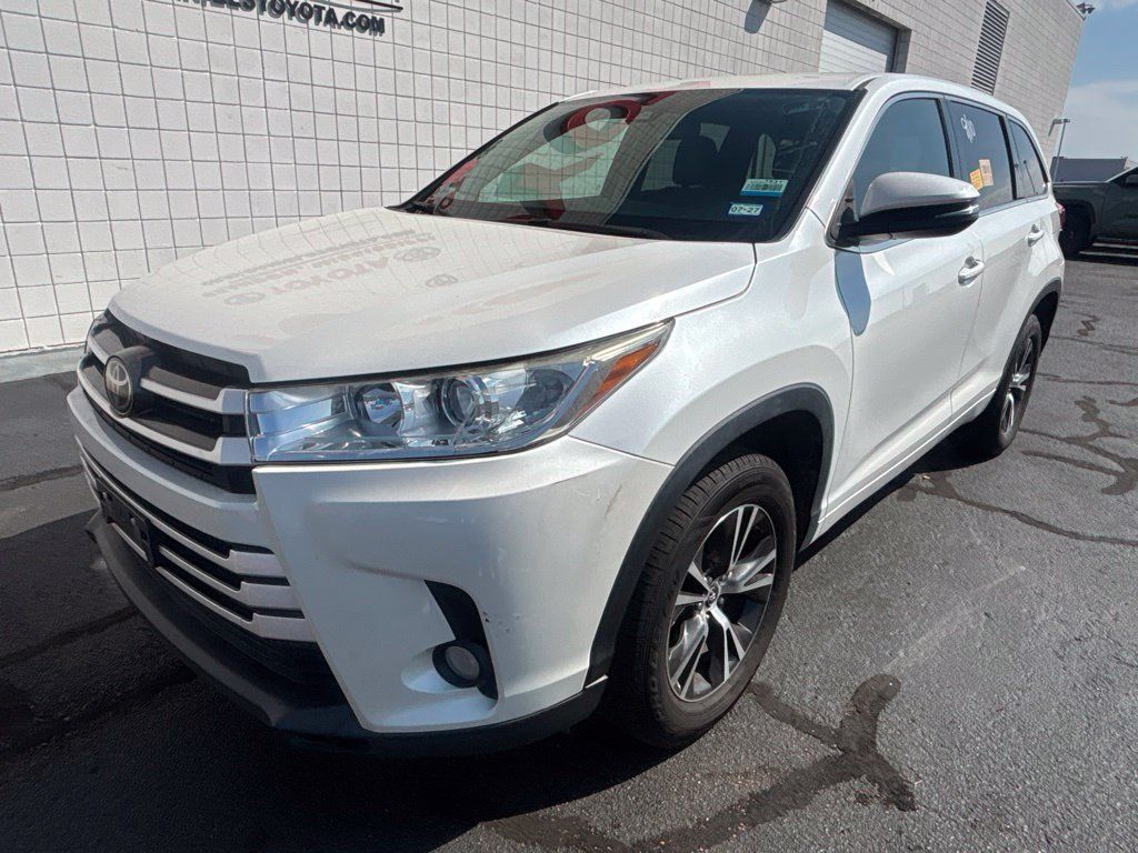 Used 2017 Toyota Highlander Plus FWD image 1