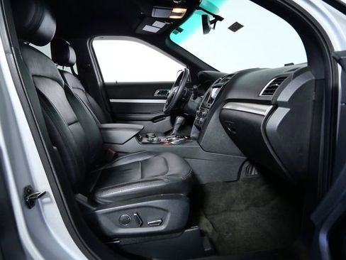 Used 2017 Ford Explorer XLT w/ Equipment Group 202A AWD/4WD image 10