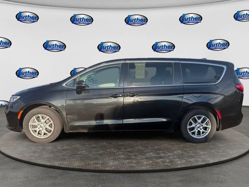 Used 2023 Chrysler Pacifica Touring-L FWD image 2