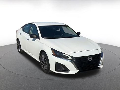 Used 2025 Nissan Altima 2.5 SV FWD image 3