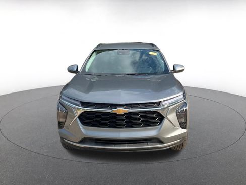 Used 2025 Chevrolet Trax LT w/ LT Convenience Package FWD image 3