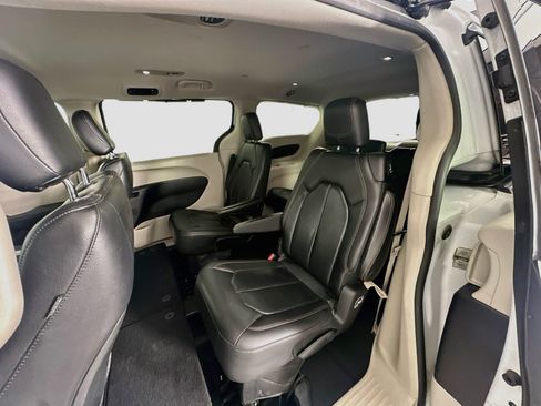 Used 2019 Chrysler Pacifica Touring-L FWD image 28