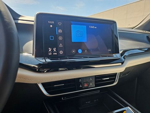 Certified 2024 Volkswagen Atlas Cross Sport SEL Premium R-Line AWD/4WD image 18