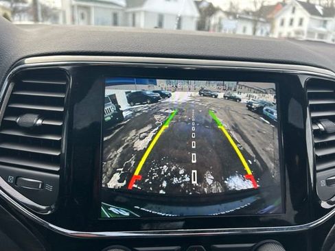 Used 2019 Jeep Grand Cherokee Altitude image 25