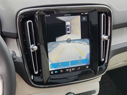 Certified 2024 Volvo XC40 B5 Ultimate w/ Protection Package Premier image 16