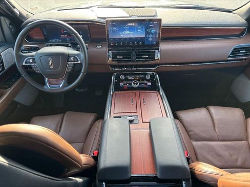 Used 2024 Lincoln Navigator Reserve image 12