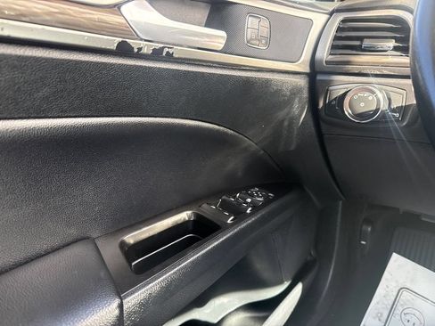 Used 2018 Ford Fusion SE w/ Fusion SE Technology Package FWD image 16