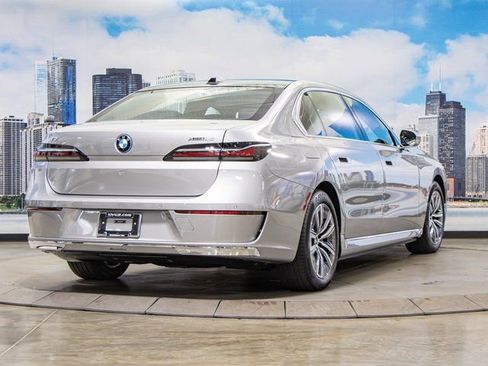 Used 2025 BMW i7 xDrive60 w/ Premium Package image 8