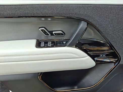 Used 2023 Land Rover Range Rover Sport SE image 4