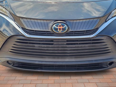 Used 2021 Toyota Venza LE AWD/4WD image 3