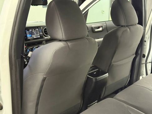 Used 2018 Toyota Tacoma TRD Off-Road w/ Technology Package image 17