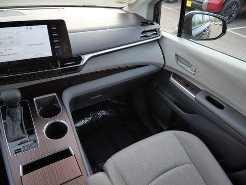 Certified 2024 Toyota Sienna LE image 12