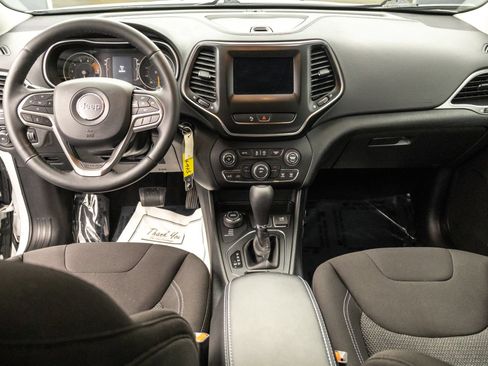 Used 2019 Jeep Cherokee Latitude w/ Cold Weather Group AWD/4WD image 30