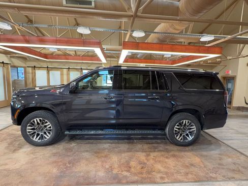 Used 2025 Chevrolet Suburban Z71 image 7