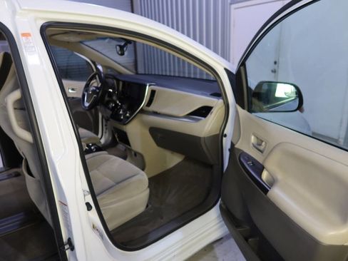 Used 2015 Toyota Sienna LE image 12